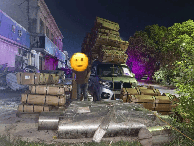皇冠信用盘会员注册网址_路面惊现两层楼高的货车！徐州睢宁民警当场拦停皇冠信用盘会员注册网址，罚款100元、记1分