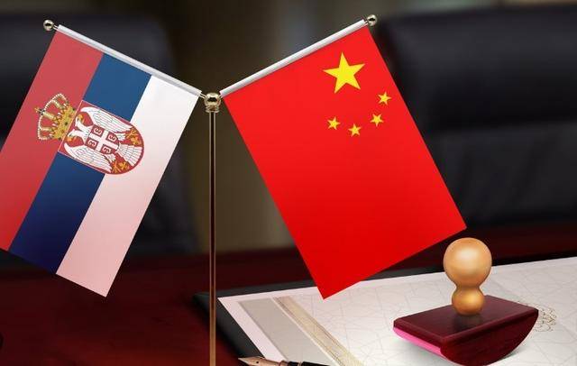 皇冠足球_武契奇刚抵达中国皇冠足球，塞尔维亚爆发数万人抗议，有人不愿看到他访华