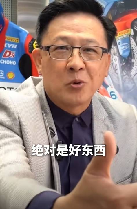 卡塔尔足球_张雪机车又双叒叕夺冠！香港议员何君尧入手一辆：不会骑先观赏卡塔尔足球，推荐香港警队