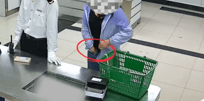 皇冠信用网_女子从内裤里掏出袜子皇冠信用网，偷偷扔掉……