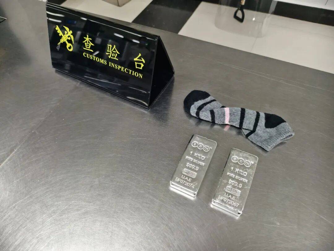 皇冠信用网_女子从内裤里掏出袜子皇冠信用网，偷偷扔掉……