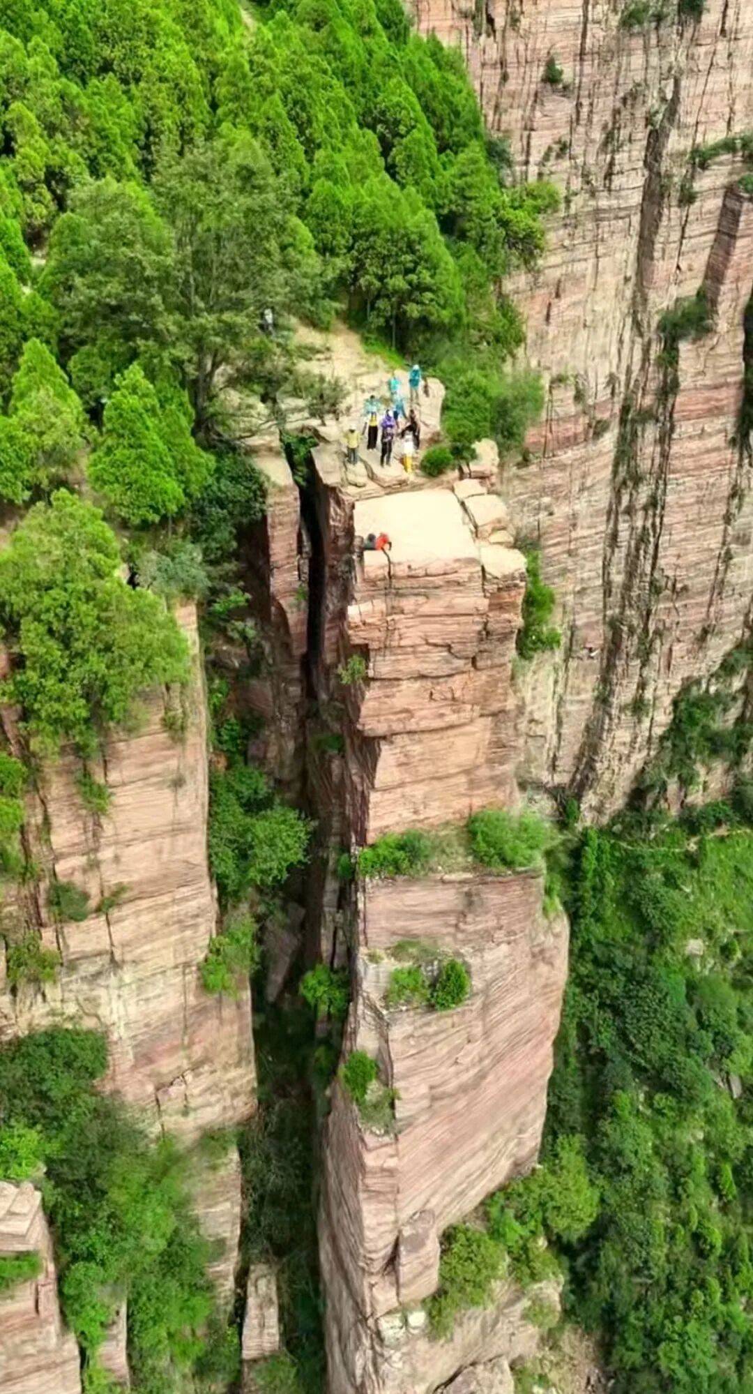 加拿大足球_一驴友在太行山老龙口瀑布观景台坠崖失联加拿大足球，目击者：重重砸断崖间一棵松树后持续下坠；搜救仍在持续