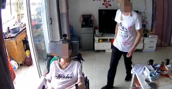 世界杯足球盘_渐冻症女子被护工猥亵世界杯足球盘，监控拍下全程，受害人：只能通过哭叫反抗；法院：男子获刑一年半，缓刑二年