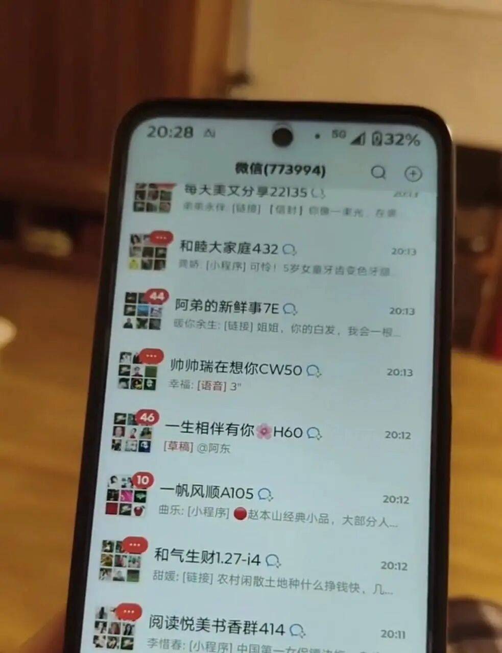 突尼斯vs荷兰 _一老人微信有77万条未读消息突尼斯vs荷兰 ，塞满各类广告营销群，家属：根本删不完，退一个又被拉一个；律师解读