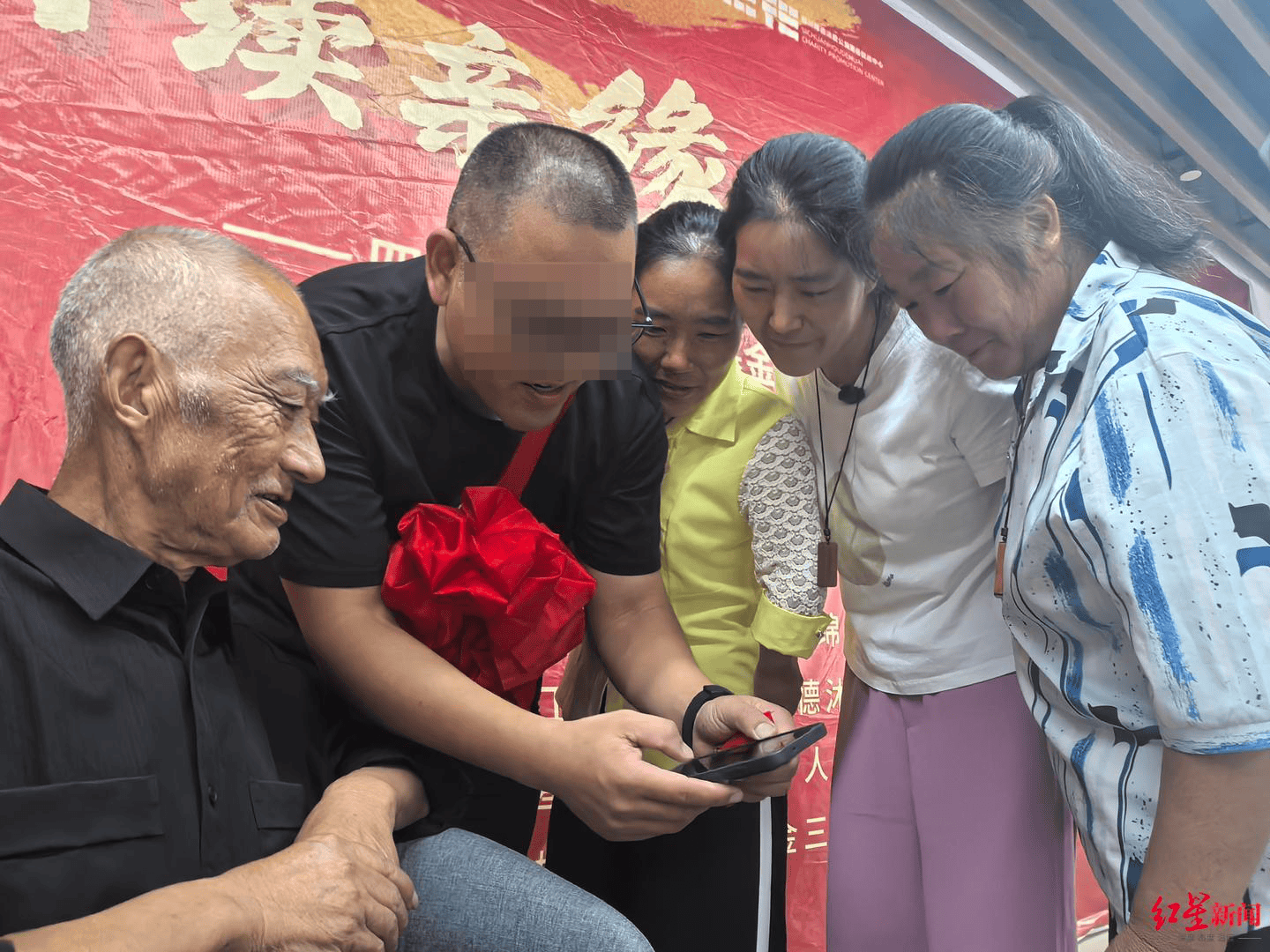 皇冠信用_百天婴儿在姑姑家失踪皇冠信用，36年后找到家人现场发喜糖：妻子从姐姐生日揭开我身世之谜|红星寻人