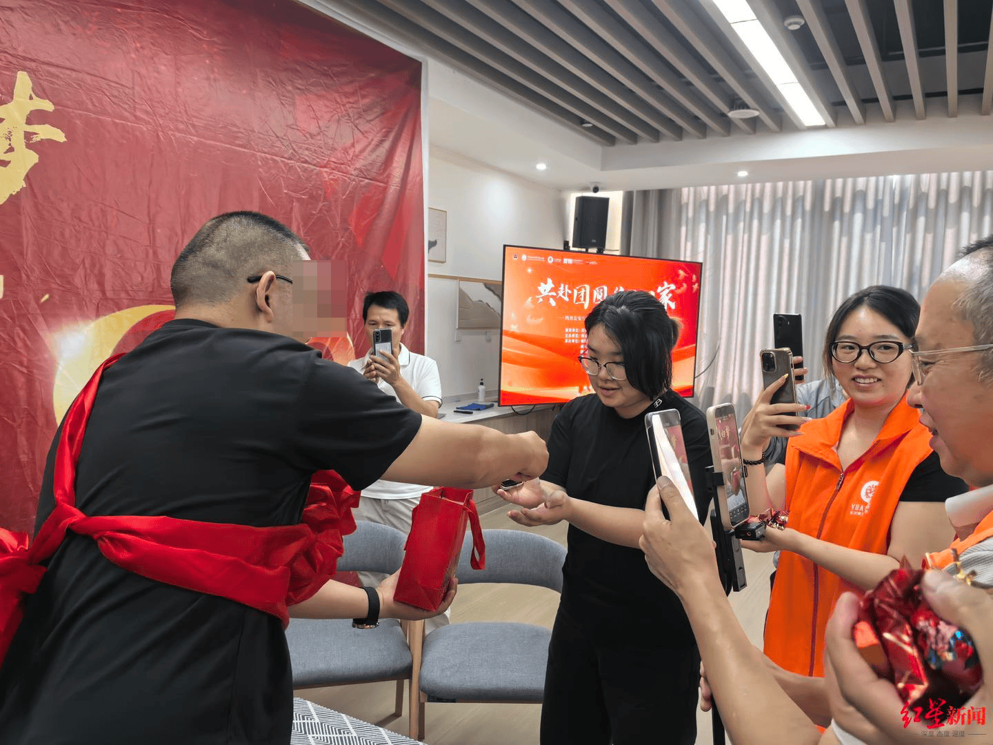 皇冠信用_百天婴儿在姑姑家失踪皇冠信用，36年后找到家人现场发喜糖：妻子从姐姐生日揭开我身世之谜|红星寻人