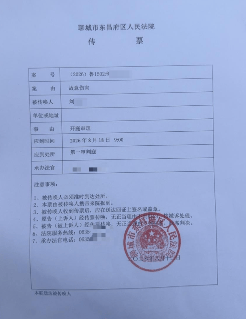 皇冠足球网址_男子当街脚踹女儿皇冠足球网址，小伙制止时绊摔男子致其轻伤：小伙一审被定罪免罚，二审发回重审下周开庭