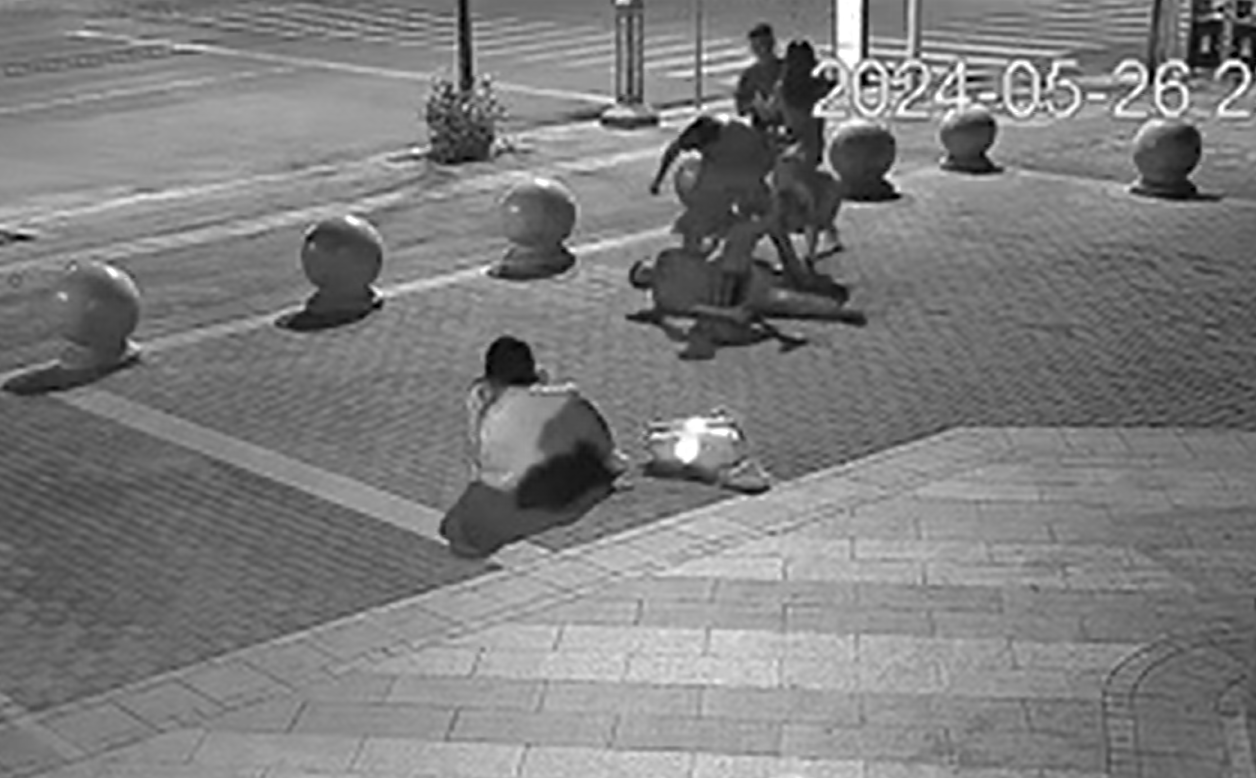 皇冠足球网址_男子当街脚踹女儿皇冠足球网址，小伙制止时绊摔男子致其轻伤：小伙一审被定罪免罚，二审发回重审下周开庭