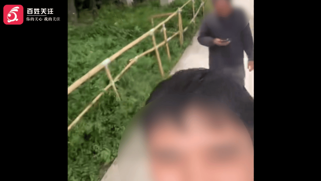 皇冠app_幼童因司机驾驶不稳在昆明网约车内呕吐皇冠app，被索500元清洁费，协商未果遭司机尾随拖拽；平台回应：规定最高赔200元，涉事账号已永久下线
