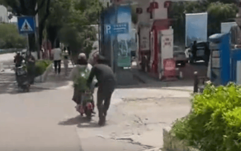 皇冠app_幼童因司机驾驶不稳在昆明网约车内呕吐皇冠app，被索500元清洁费，协商未果遭司机尾随拖拽；平台回应：规定最高赔200元，涉事账号已永久下线