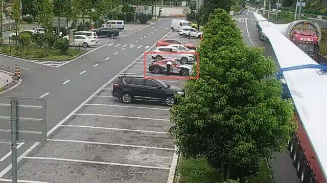 皇冠登3代理_司机失联！17岁女孩被锁顺风车皇冠登3代理，服务区烈日下暴晒，一个举动救了自己