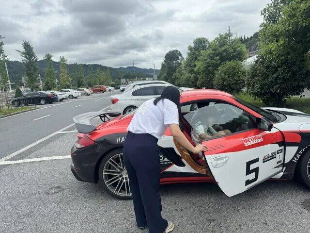 皇冠登3代理_司机失联！17岁女孩被锁顺风车皇冠登3代理，服务区烈日下暴晒，一个举动救了自己