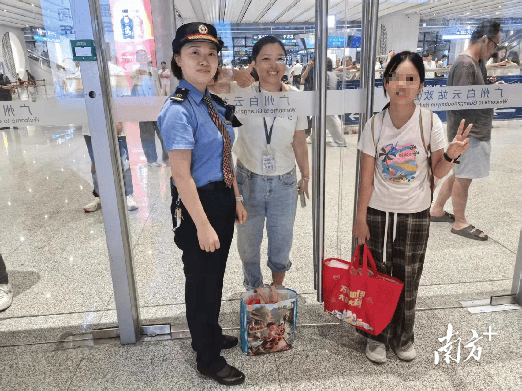 皇冠会员注册_12岁女孩独自乘火车皇冠会员注册，南雄—广州列车长当起“临时家长”