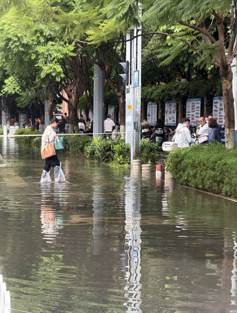 皇冠上下级联系
_“淹水约有七八米深”皇冠上下级联系
,昆明遭遇强降雨,主城区多处淹积水点实施道路临时断交管制