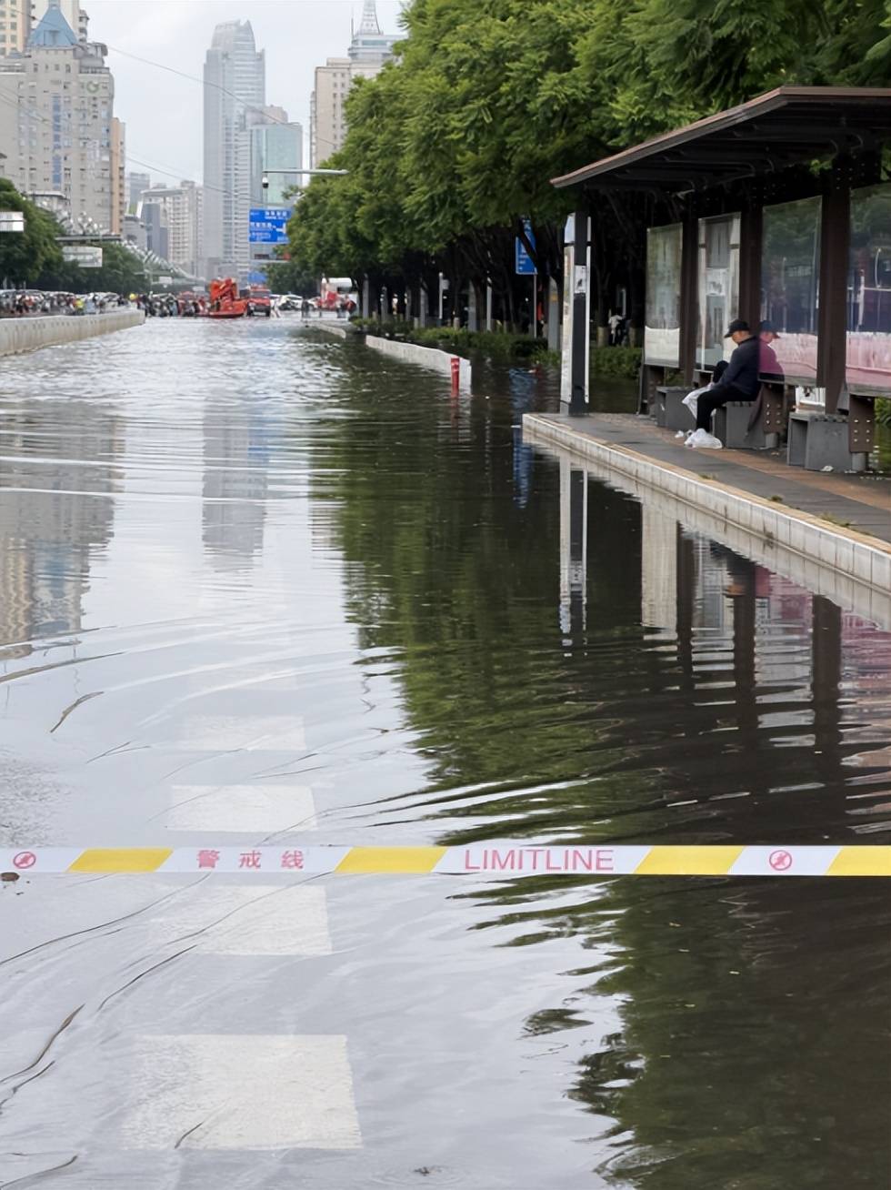 皇冠上下级联系
_“淹水约有七八米深”皇冠上下级联系
,昆明遭遇强降雨,主城区多处淹积水点实施道路临时断交管制