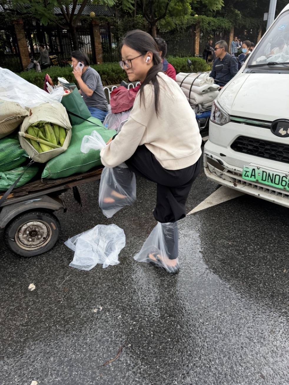皇冠上下级联系
_“淹水约有七八米深”皇冠上下级联系
,昆明遭遇强降雨,主城区多处淹积水点实施道路临时断交管制