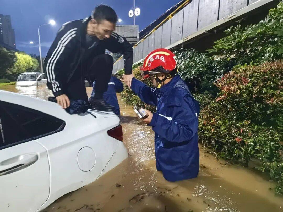 皇冠上下级联系
_“淹水约有七八米深”皇冠上下级联系
,昆明遭遇强降雨,主城区多处淹积水点实施道路临时断交管制