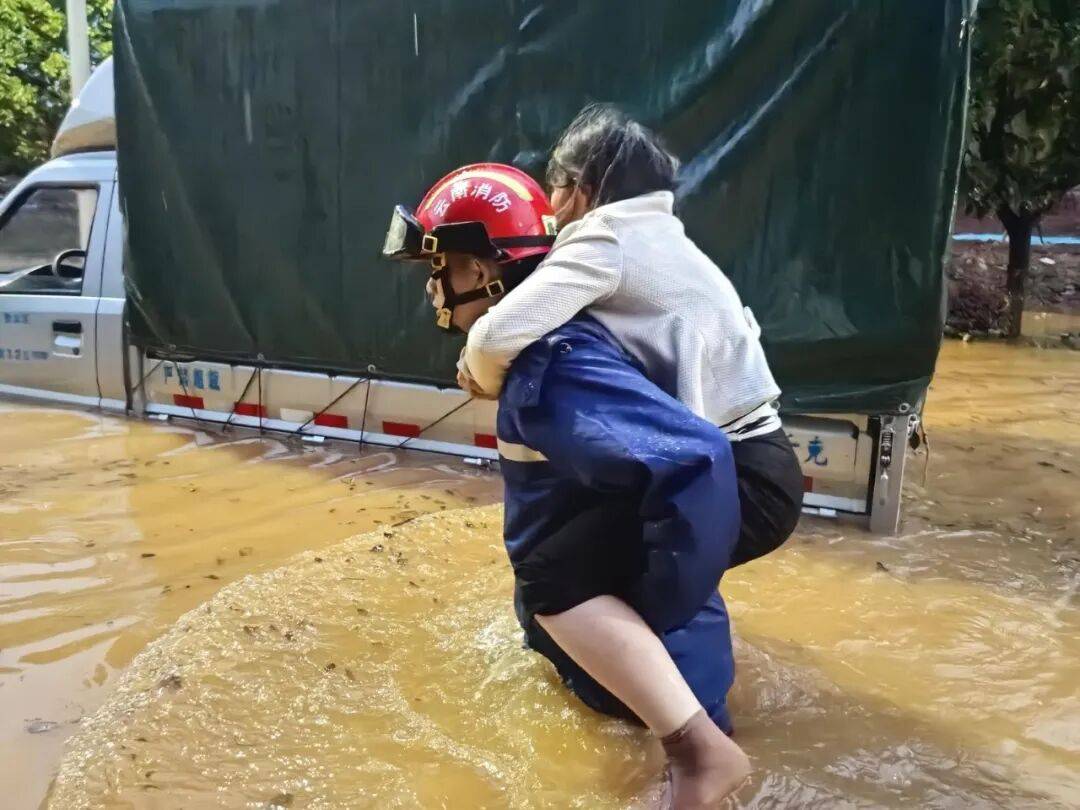 皇冠上下级联系
_“淹水约有七八米深”皇冠上下级联系
,昆明遭遇强降雨,主城区多处淹积水点实施道路临时断交管制