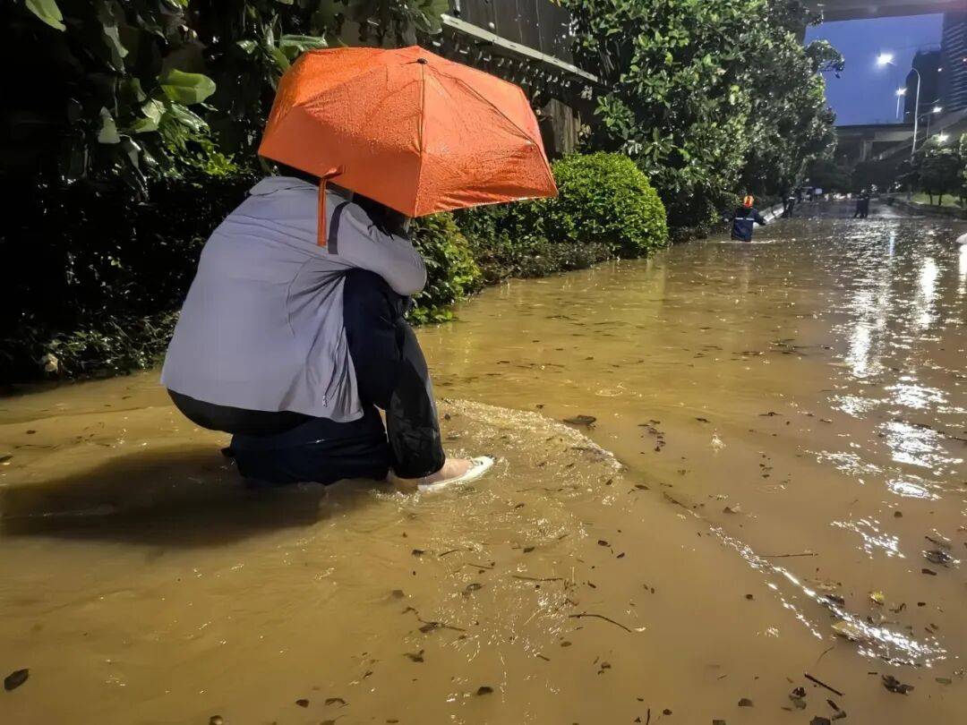 皇冠上下级联系
_“淹水约有七八米深”皇冠上下级联系
,昆明遭遇强降雨,主城区多处淹积水点实施道路临时断交管制