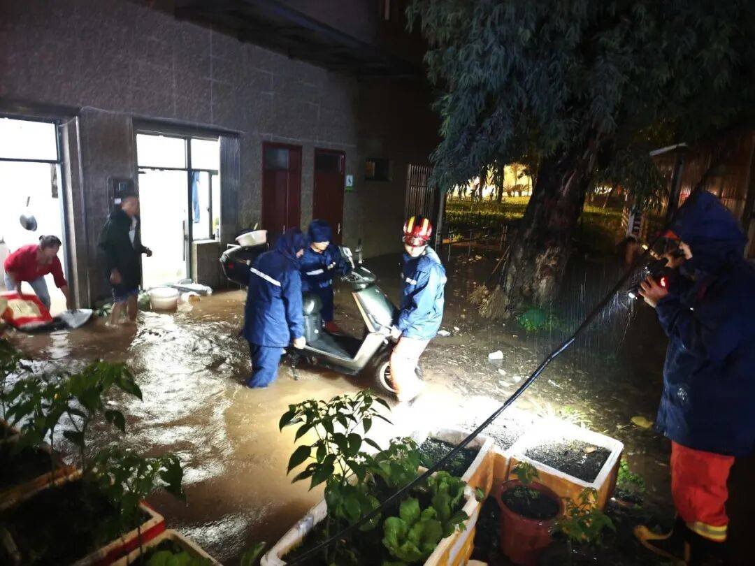 皇冠上下级联系
_“淹水约有七八米深”皇冠上下级联系
,昆明遭遇强降雨,主城区多处淹积水点实施道路临时断交管制