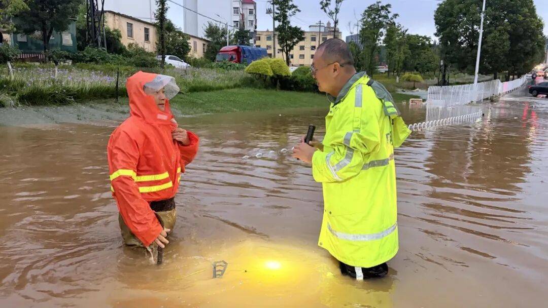 皇冠上下级联系
_“淹水约有七八米深”皇冠上下级联系
,昆明遭遇强降雨,主城区多处淹积水点实施道路临时断交管制