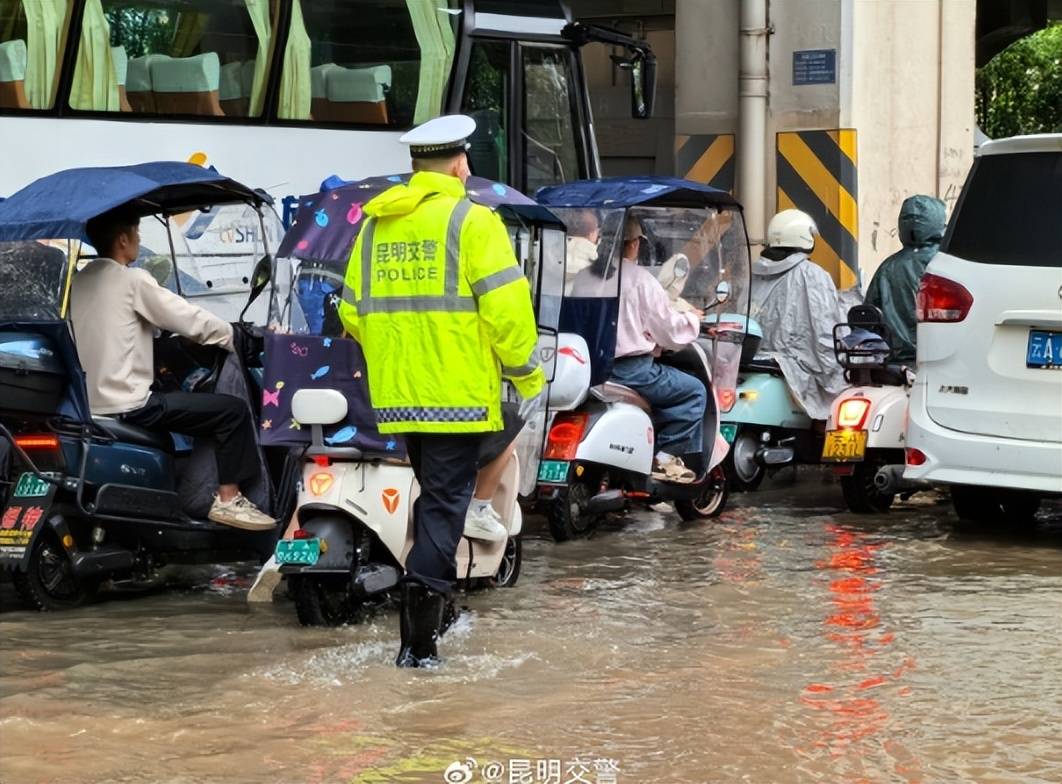皇冠上下级联系
_“淹水约有七八米深”皇冠上下级联系
,昆明遭遇强降雨,主城区多处淹积水点实施道路临时断交管制