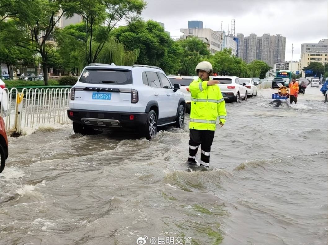 皇冠上下级联系
_“淹水约有七八米深”皇冠上下级联系
,昆明遭遇强降雨,主城区多处淹积水点实施道路临时断交管制