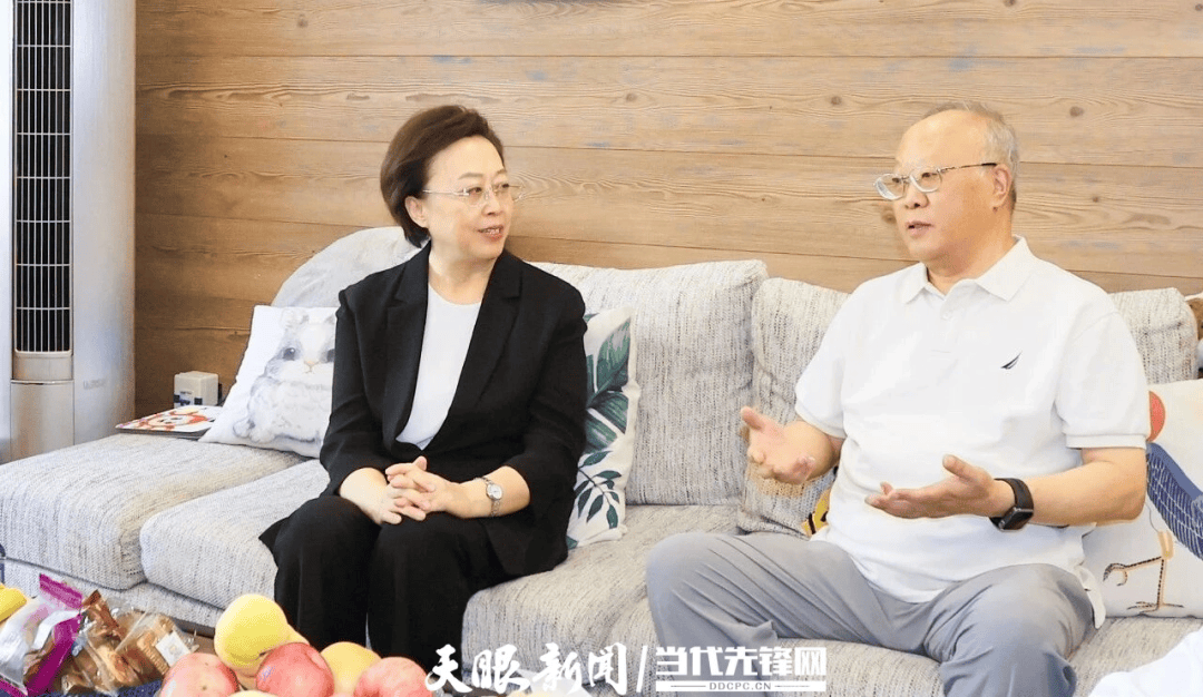 皇冠信用_省委常委、贵阳市委书记、贵安新区党工委书记郑莉看望慰问老同志