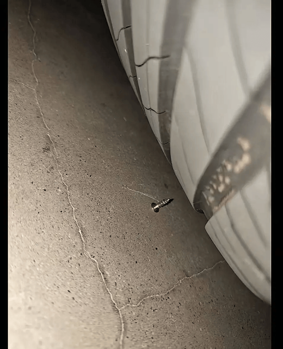 皇冠代理登录_成都一男子提醒违停车主挪车皇冠代理登录，被对方往轮胎下“放钉子”，警方介入调查