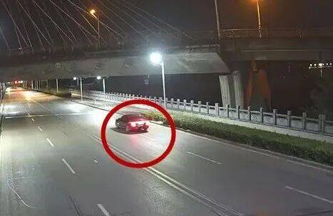 皇冠代理_男子留宿4个同事忍不住炫耀2万元皇冠代理，深夜发现钱不见了！警方查明