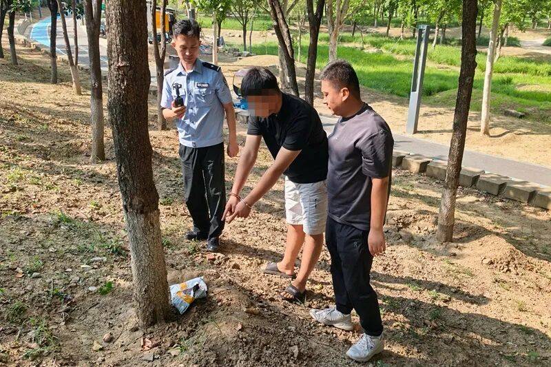 皇冠代理_男子留宿4个同事忍不住炫耀2万元皇冠代理，深夜发现钱不见了！警方查明