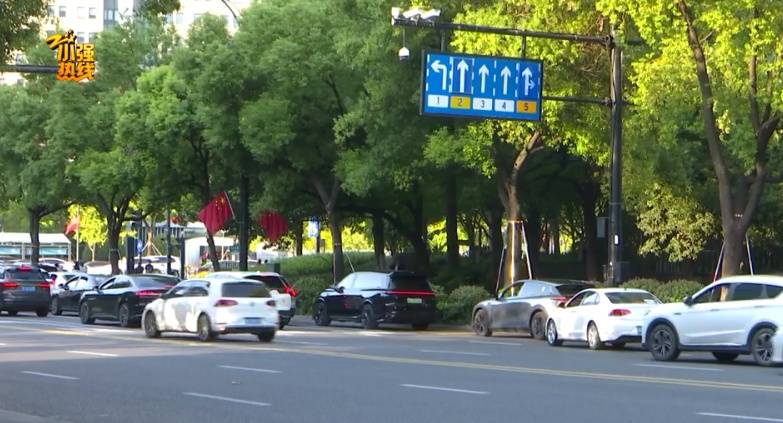 皇冠開戶_“不坐就滚下去！”两个女儿坐顺风车半路被赶下车皇冠開戶，父亲气炸：我都急得跳起来了