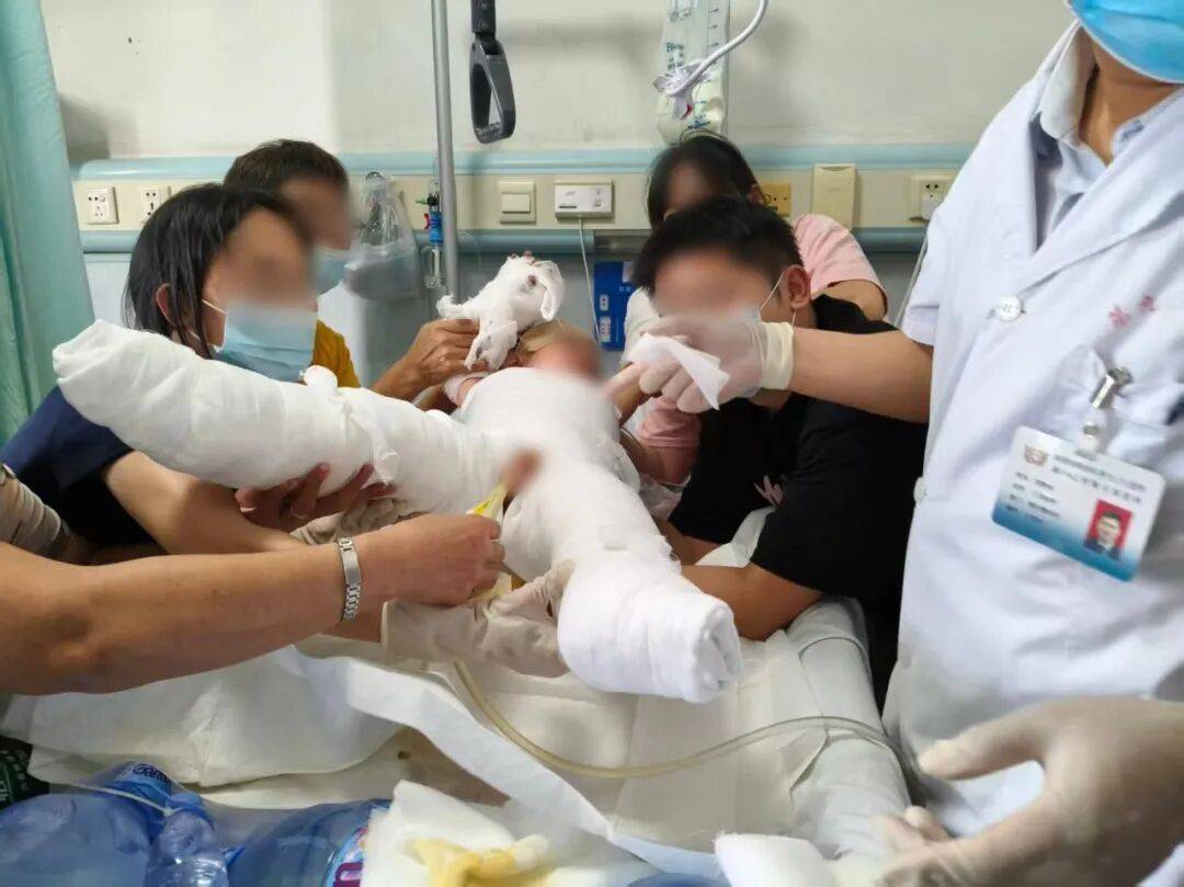皇冠官網_“妈妈我痛死了皇冠官網，医不好了我们回去吧”，福建2岁女童被独自留置浴室，因好奇误触水龙头，遭70℃热水淋烫2分钟，致全身大面积重度烫伤