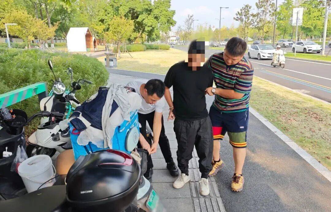 皇冠官網_男子骑着偷来的电瓶车两天两夜逃到成都皇冠官網，被抓时身上有几十包烟、40元零钱、2桶泡面