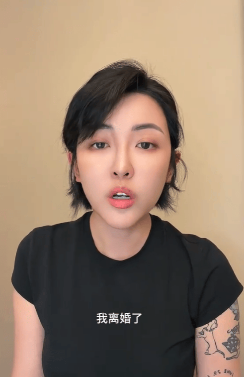 皇冠app_千万粉丝博主宣布离婚：高估了自己皇冠app，低估了柴米油盐；此前曾因“黄金凤冠被毁”事件引热议