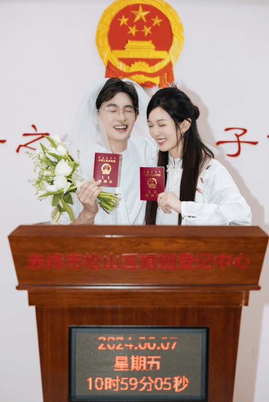 皇冠app_千万粉丝博主宣布离婚：高估了自己皇冠app，低估了柴米油盐；此前曾因“黄金凤冠被毁”事件引热议