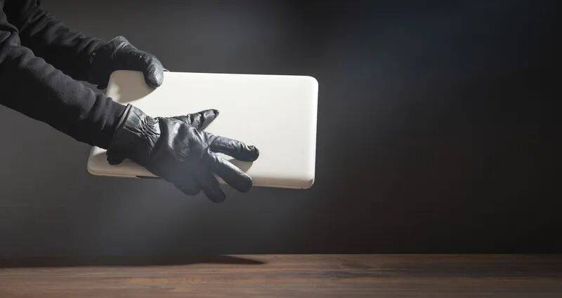 皇冠體育開戶_“有内鬼”！深圳一公司主管被抓！长年肆意挥霍！法院：判刑四年半皇冠體育開戶，罚赔近400万元