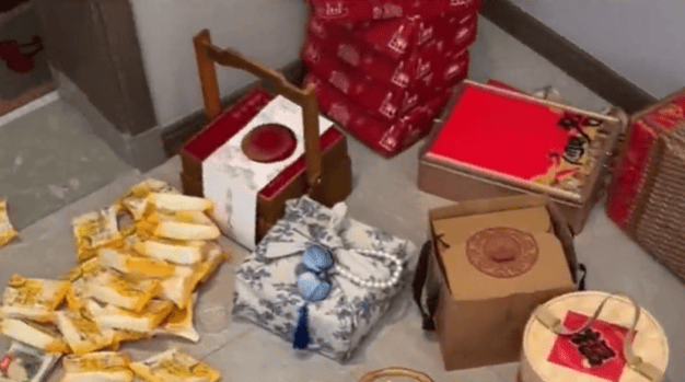 香港皇冠体育_男子花17元网购空礼盒香港皇冠体育，装入散装月饼，总成本不到25元，包出高档效果！网友：怒省一百多元