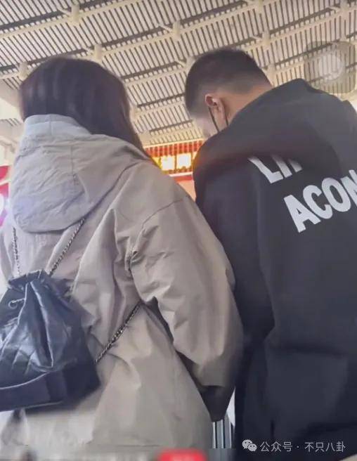 皇冠app_她好像真的未婚先孕了皇冠app？全网都在猜孩子生父是谁