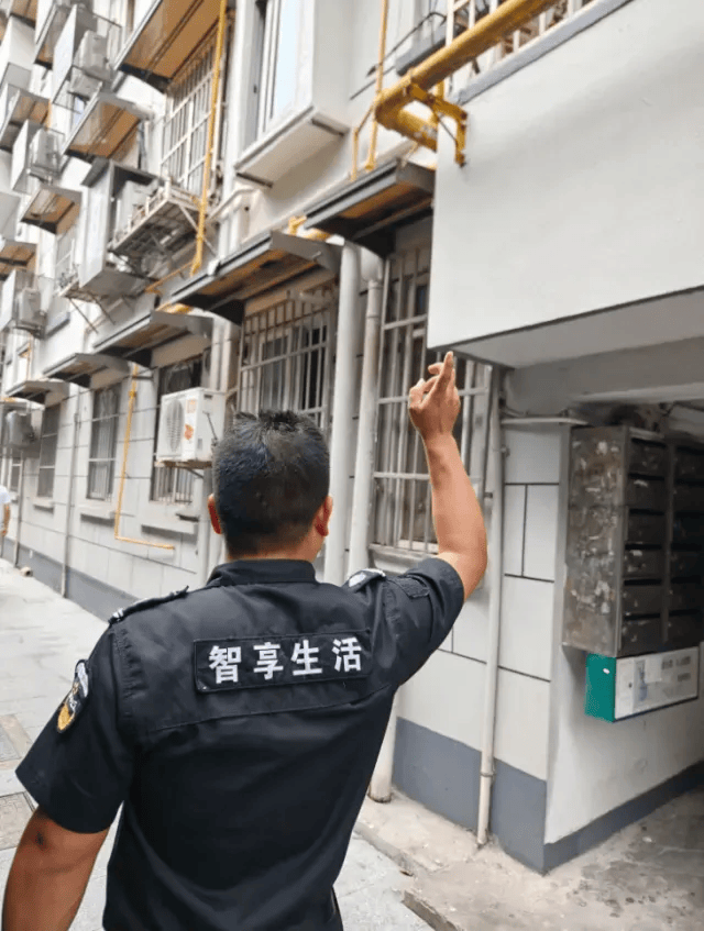 皇冠網_浙江一男子刚上班皇冠網，捡到3张纸条，打开还有自己名字：我已20小时，没有进食进水，帮我，求你了……