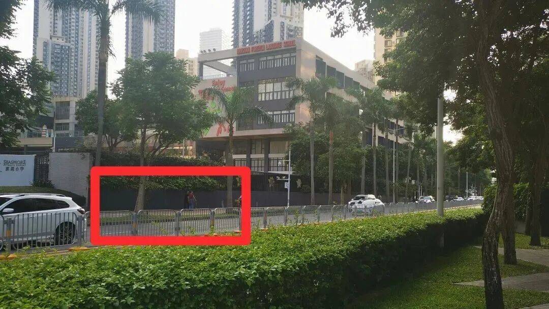 皇冠平台_深圳街头突发！男子倒地抽搐皇冠平台，口中涌出分泌物！路过医生紧急施救