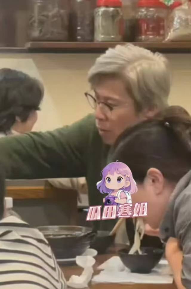欧洲联赛_疑似李乃文一家三口日本同框聚餐 头发花白全程用日语交流