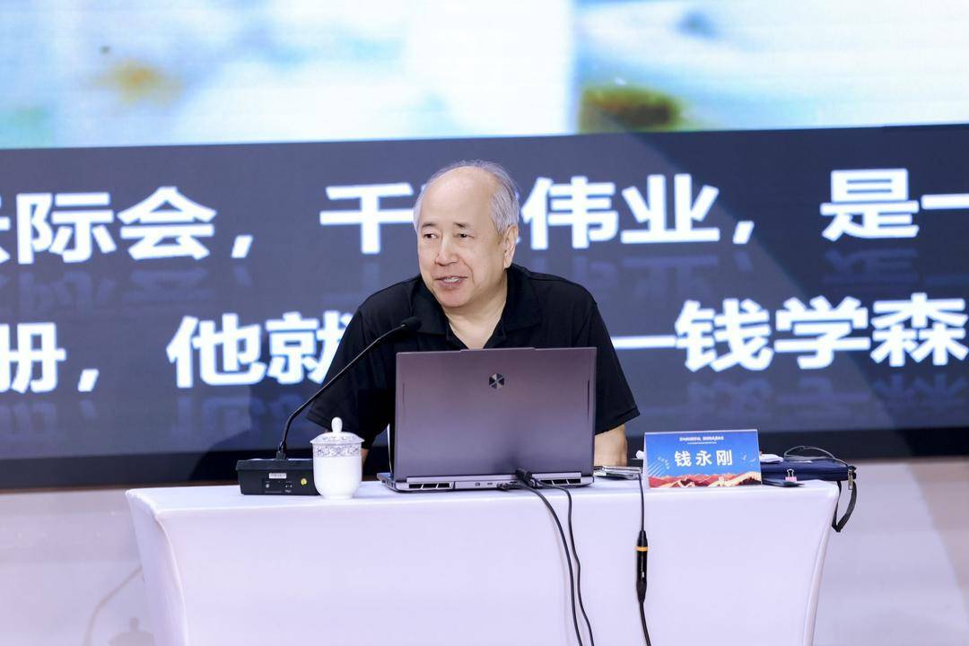 皇冠返水_钱学森之子钱永刚走进成都市龙泉驿 共上一堂国防教育课