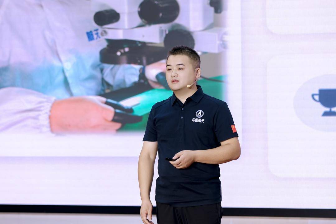 皇冠返水_钱学森之子钱永刚走进成都市龙泉驿 共上一堂国防教育课