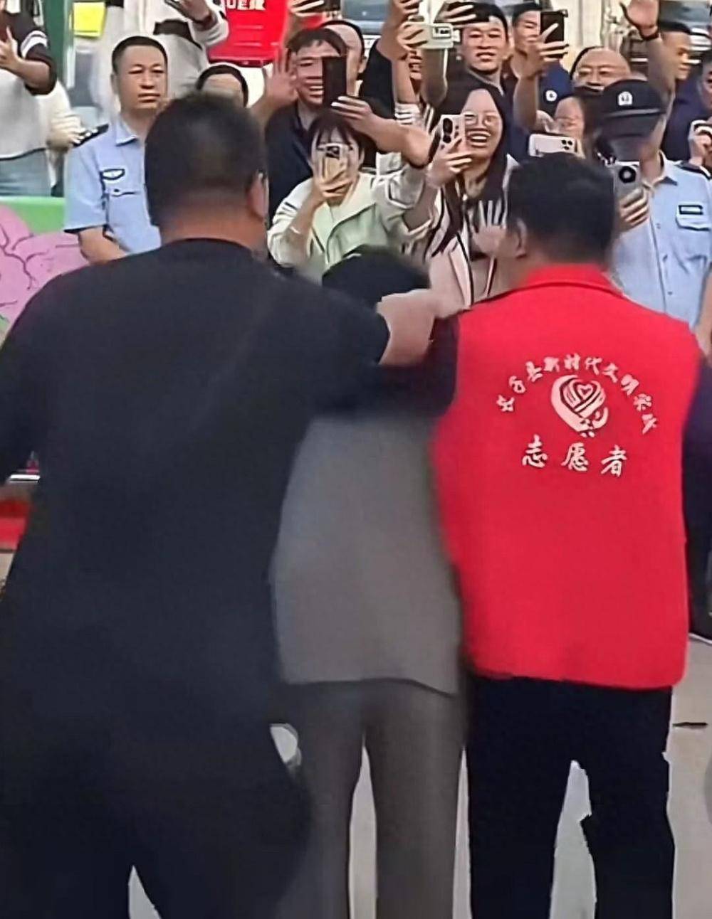 皇冠登2_董宇辉在山西长子县被一穿志愿者马甲男子搂肩拍照皇冠登2，工作人员将男子迅速拉开，当地回应