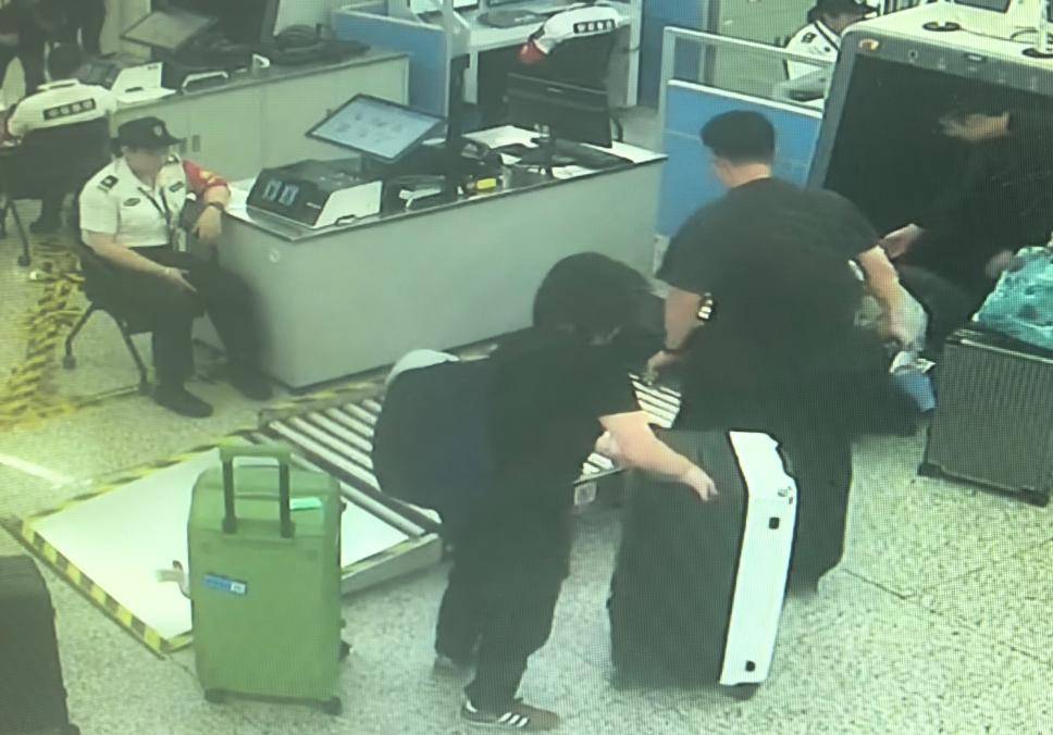 欧洲国家联赛C_落地杭州机场后欧洲国家联赛C，女子哭着打电话给丈夫：包不见了，恐怕要损失几十万元生意！濒临崩溃时，一通电话打了过来