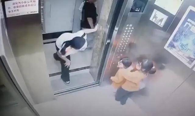 皇冠信用平台出租出售
_两幼童电梯里遭面具人吓哭皇冠信用平台出租出售
，对方多次阻止电梯门关闭！家长已带孩子看心理医生