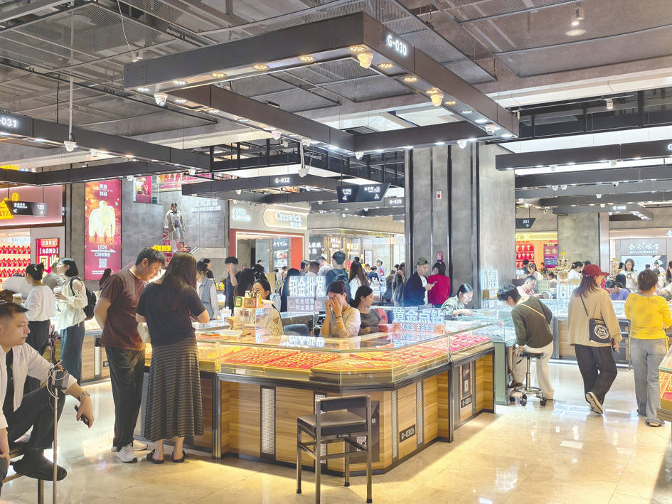 欧冠冠军杯_每经记者实地探访深圳水贝：金价每克涨约60元欧冠冠军杯，多家金店加价前暂停出货